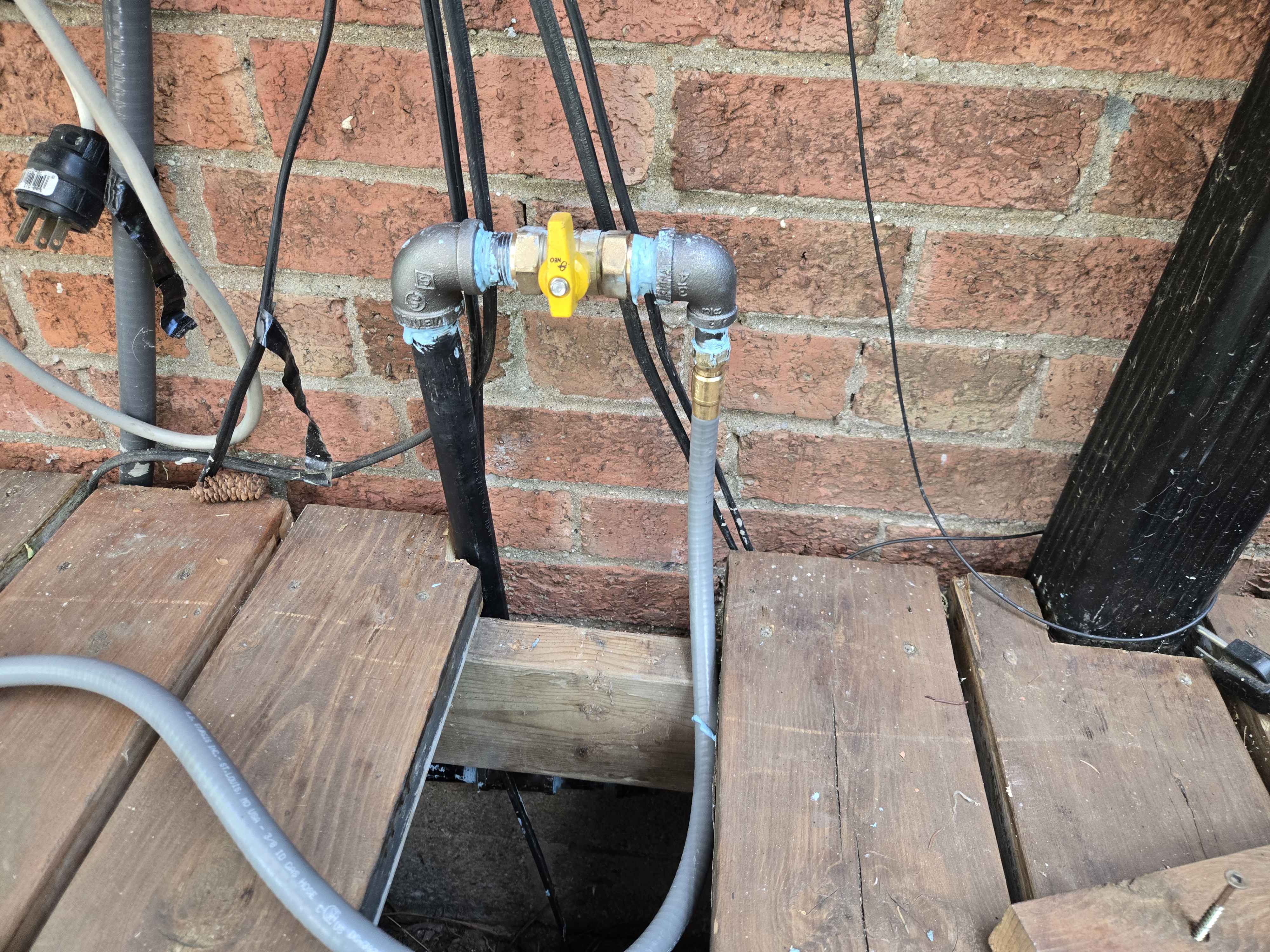 Capped tee for future gas line extension