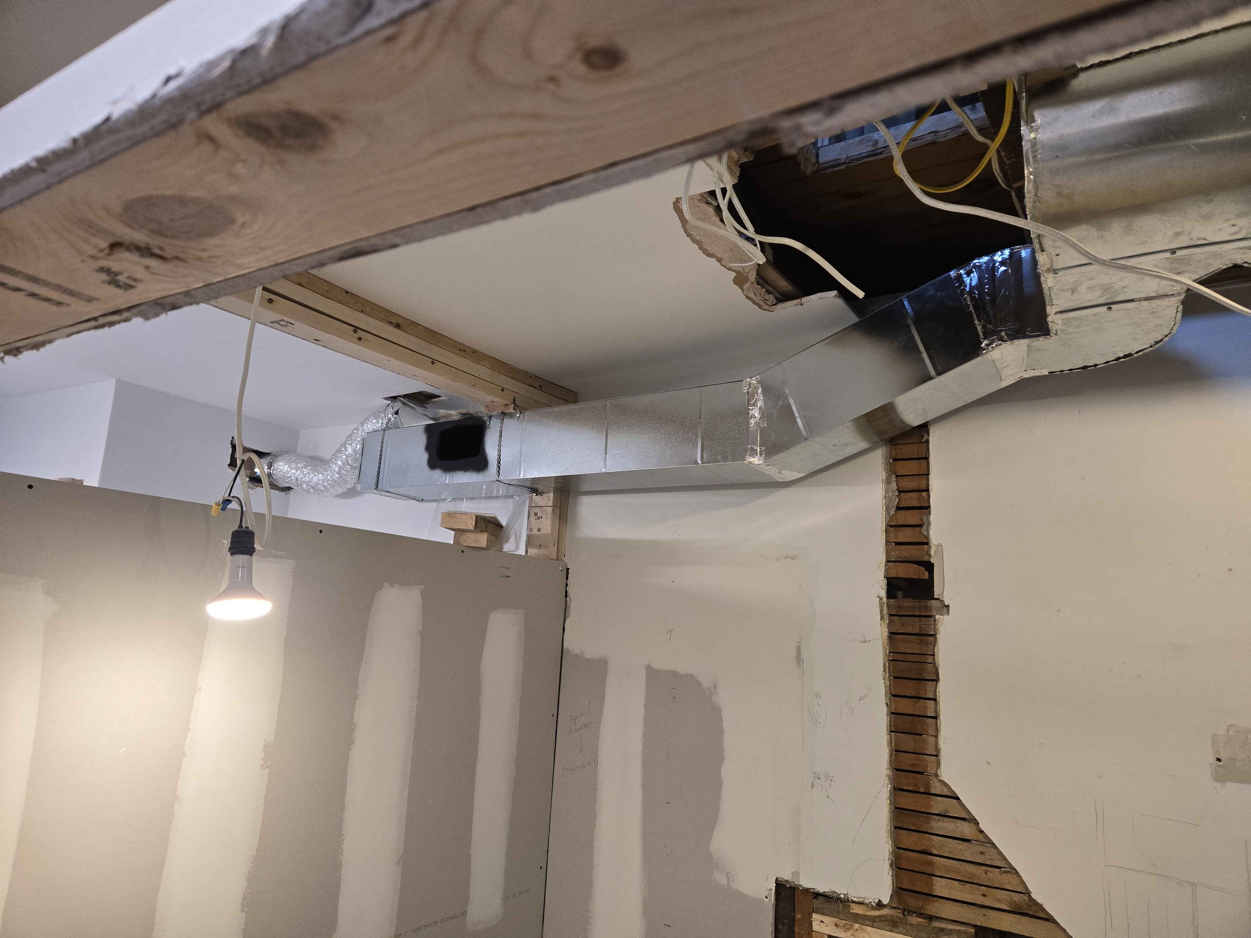Ductwork pair-of-pants fitting detail